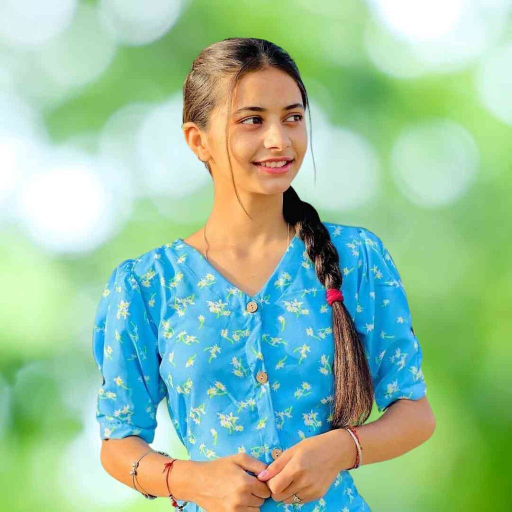 Simple Cute Girl Pic for WhatsApp