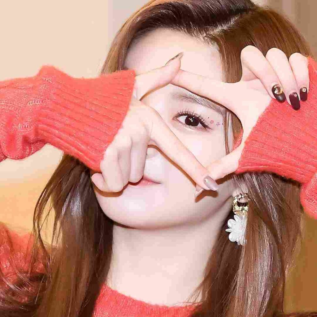 Simple Cute Girl Pic for Facebook