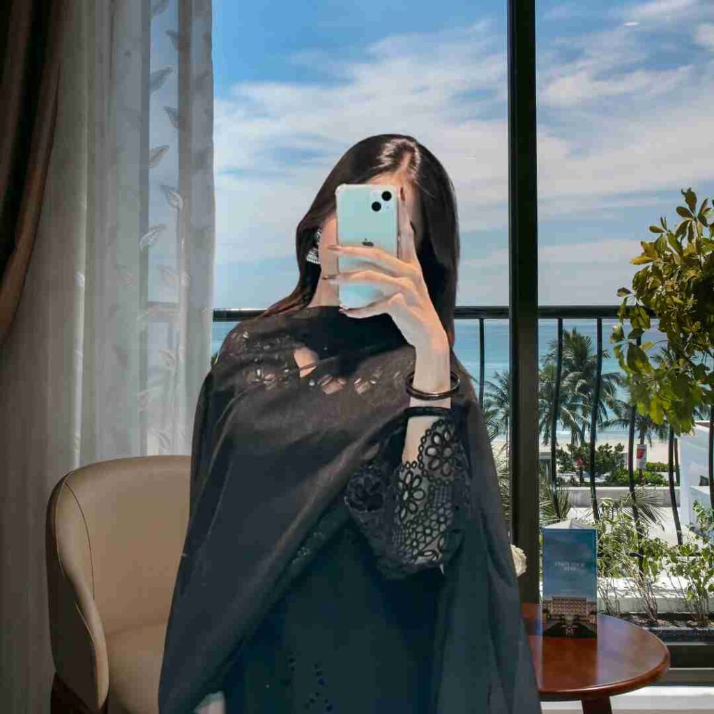 Instagram Aesthetic Mirror Selfie 