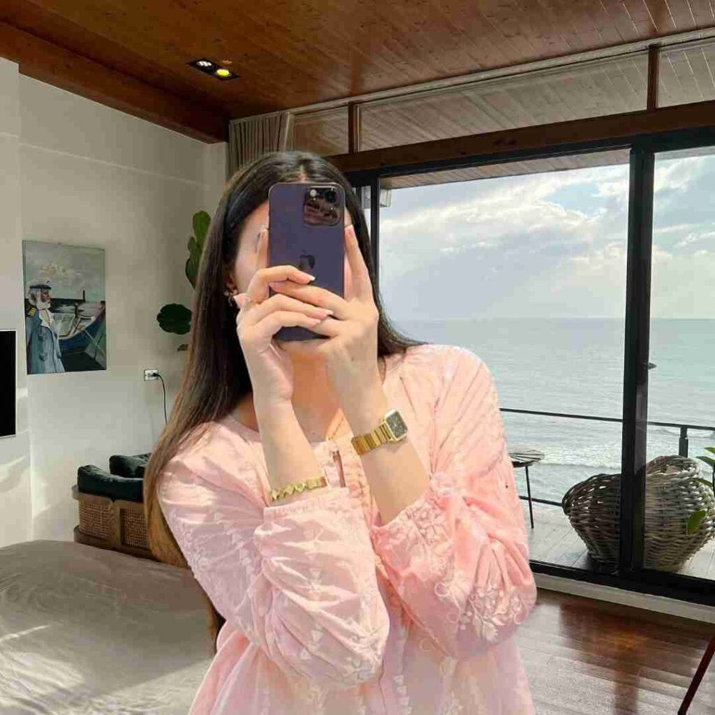 Instagram Aesthetic Mirror Selfie 