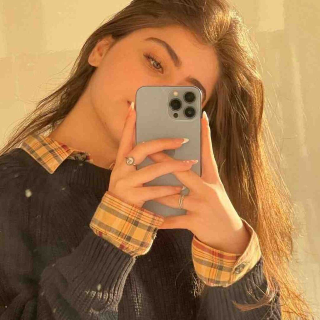 Instagram Aesthetic Mirror Selfie 