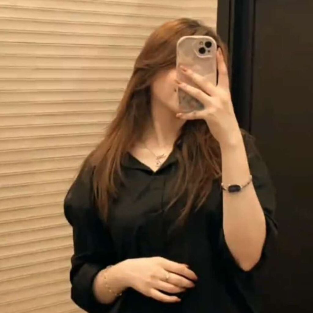 Instagram Aesthetic Mirror Selfie 