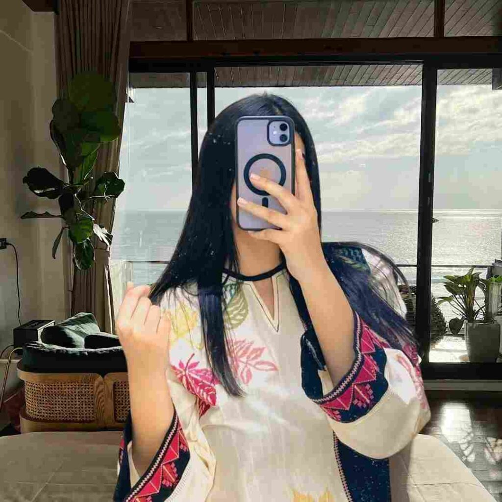 Instagram Aesthetic Mirror Selfie 