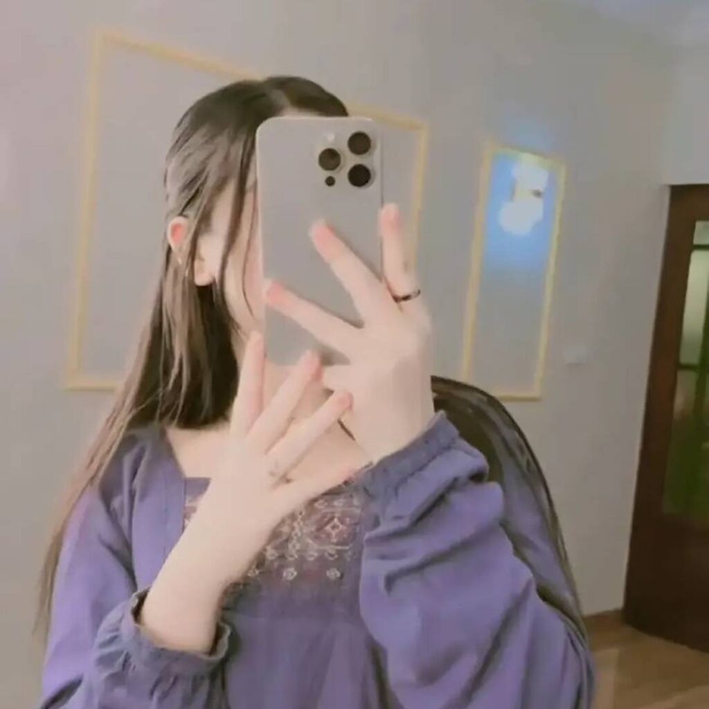 Instagram Aesthetic Mirror Selfie 