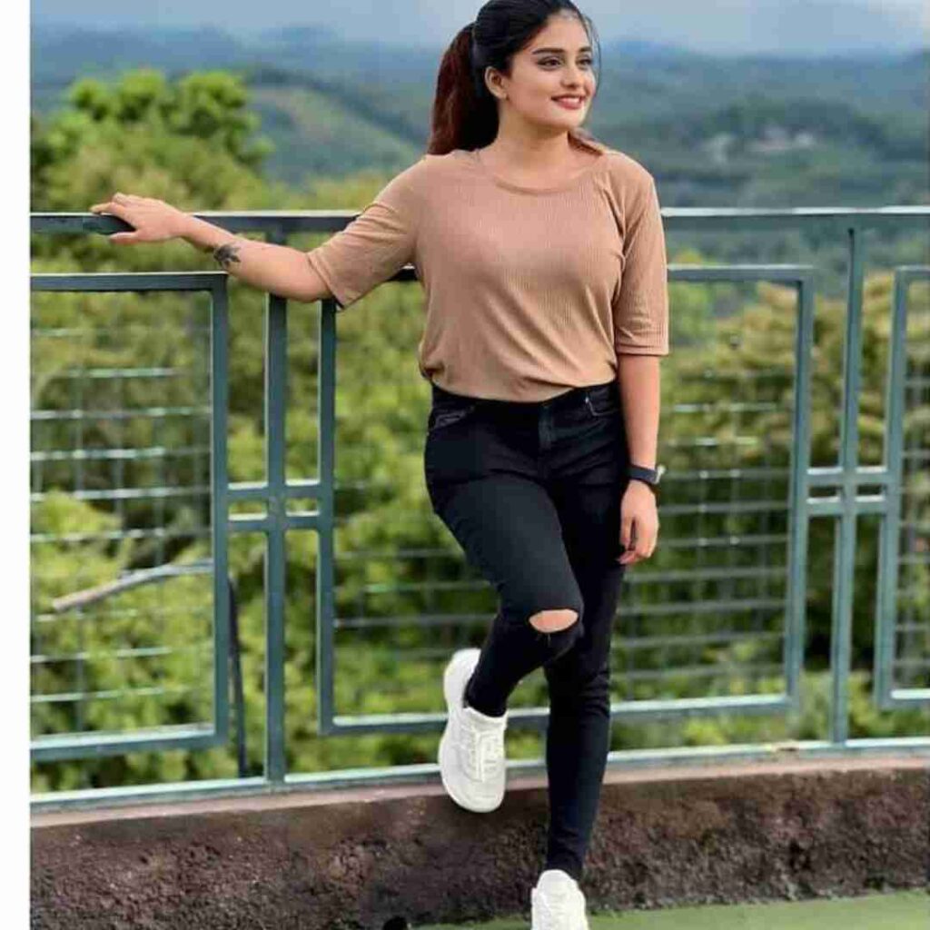 Instagram Smart Cool Attitude Girl DP Pics